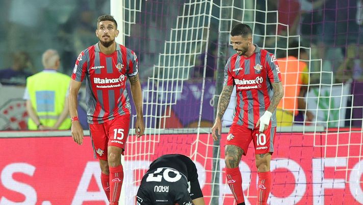 FLORENCE, ITALY - AUGUST 14: Matteo Bianchetti of US Cremonese Ionut Radu goalkeeper of US Cremonese and Cristian Buonaiuto of US Cremonese shows hid dejection during the Serie A match between ACF Fiorentina and US Cremonese at Stadio Artemio Franchi on August 14, 2022 in Florence, . (Photo by Gabriele Maltinti/Getty Images) Buonaiuto dopo il gol di Firenze: “Ci rifaremo, alla Cremonese siamo una famiglia” - immagine 1