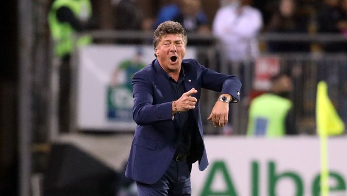 CAGLIARI, ITALY - OCTOBER 27:Walter Mazzarri of Cagliari reacts during the Serie A match between Cagliari Calcio and AS Roma at Sardegna Arena on October 27, 2021 in Cagliari, Italy. (Photo by Enrico Locci/Getty Images) Cagliari, Mazzarri: “Faremo di tutto perché il risultato sia a favore nostro” - immagine 1