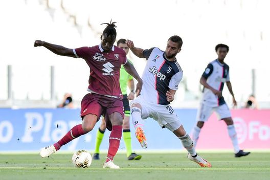 TURIN, ITALY - JULY 04: Rodrigo Bentancur of Juventus is challenged by Soualiho Meite of Torino FC during the Serie A match between Juventus and Torino FC at Allianz Stadium on July 04, 2020 in Turin, Italy. (Photo by Daniele Badolato - Juventus FC/Juventus FC via Getty Images) TURIN, ITALY - JULY 04: Rodrigo Bentancur of Juventus is challenged by Soualiho Meite of Torino FC during the Serie A match between Juventus and Torino FC at Allianz Stadium on July 04, 2020 in Turin, Italy. (Photo by Daniele Badolato - Juventus FC/Juventus FC via Getty Images)