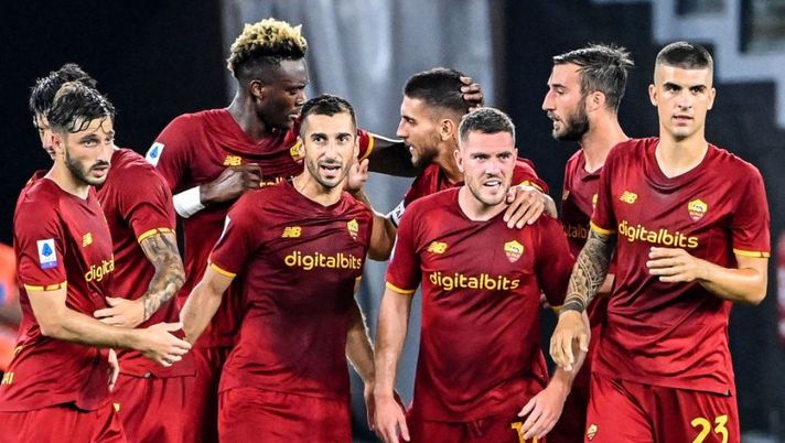 AS Roma's Armenian midfielder Henrikh Mkhitaryan (C-L) celebrates with teammates after scoring a goal during the Italian Serie A football match between AS Roma and ACF Fiorentina at the Olympic stadium in Rome, on August 22, 2021. (Photo by Alberto PIZZOLI / AFP) (Photo by ALBERTO PIZZOLI/AFP via Getty Images) ULTIM’ORA – Comunicato ufficiale della Roma: quattro calciatori sono positivi al Covid - immagine 1