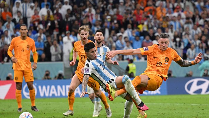 LUSAIL CITY, QATAR - DECEMBER 09: Wout Weghorst of Netherlands scores the team's second goal past Enzo Fernandez of Argentina during the FIFA World Cup Qatar 2022 quarter final match between Netherlands and Argentina at Lusail Stadium on December 09, 2022 in Lusail City, Qatar. (Photo by Matthias Hangst/Getty Images) Argentina-Olanda: la Fifa apre un’indagine dopo la rissa - immagine 1