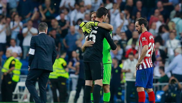 MADRID, SPAIN - SEPTEMBER 29: Goalkeeper Jan Oblak (R) of Atletico de Madrid hugs goalkeeper Thibaut  Courtois (L) of Real Madrid CF after the La Liga match between Real Madrid CF and  Club Atletico de Madrid at Estadio Santiago Bernabeu on September 29, 2018 in Madrid, Spain. (Photo by Gonzalo Arroyo Moreno/Getty Images) 