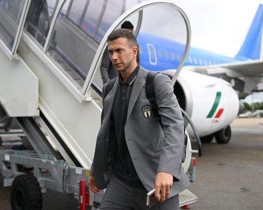 LUTON, ENGLAND - MAY 31: Federico Bernardeschi of Italy arrives at Luton Airport on May 31, 2022 in Luton, England. (Photo by Claudio Villa/Getty Images) Bernardeschi: “Astori il mio migliore amico. Il gol al Borussia memorabile”- immagine 2