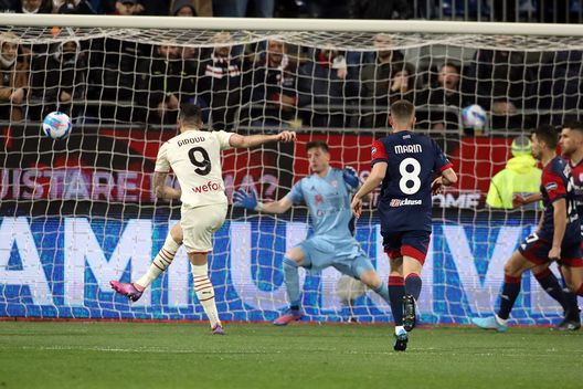 Olivier Giroud (attaccante AC Milan) si divora un gol durante Cagliari-Milan 0-1 (Serie A 2021-2022) | News (Getty Images) Olivier Giroud AC Milan Cagliari-Milan 0-1 Serie A 2021-2022
