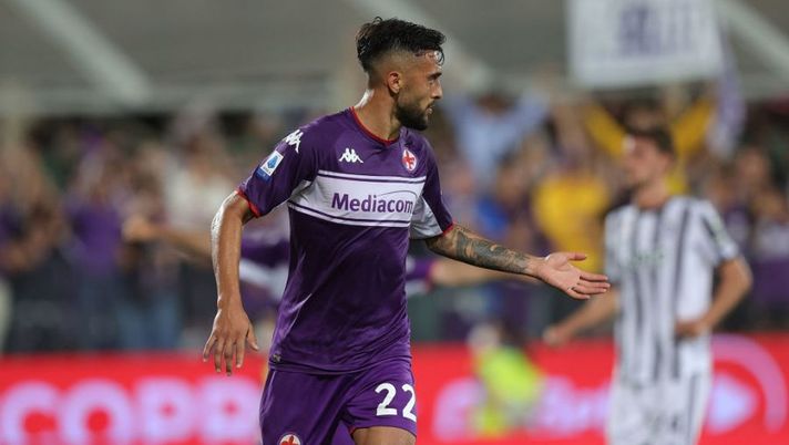 FLORENCE, ITALY - MAY 21: Nicolas Gonzalez of ACF Fiorentina celebrates after scoring a goal during the Serie A match between ACF Fiorentina and Juventus at Stadio Artemio Franchi on May 21, 2022 in Florence, Italy. (Photo by Gabriele Maltinti/Getty Images) Gonzalez in gruppo ma ancora out. Italiano: “Non recuperiamo Nico e Sottil. Novità Amrabat” - immagine 1