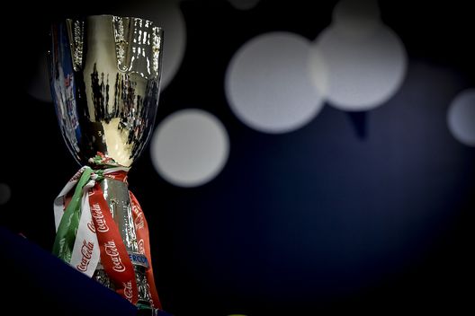 Il trofeo della Supercoppa Italiana Il trofeo della Supercoppa Italiana