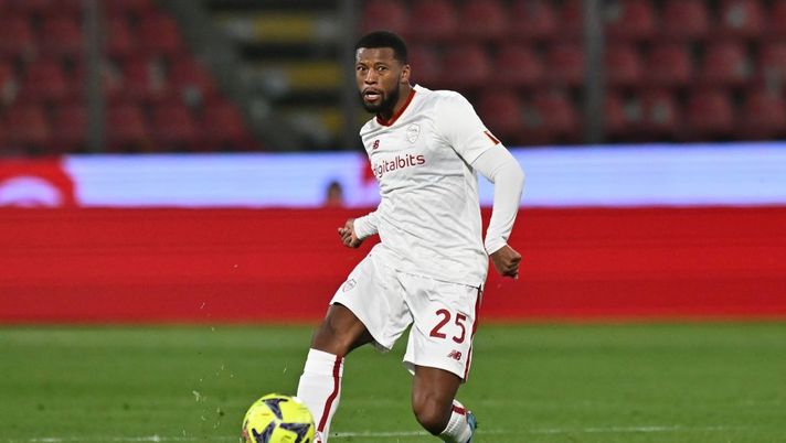 CREMONA, ITALY - FEBRUARY 28: Georginio Wijnaldum of AS Roma in action during the Serie A match between US Cremonese and AS Roma at Stadio Giovanni Zini on February 28, 2023 in Cremona, Italy. (Photo by Alessandro Sabattini/Getty Images) Roma, Wijnaldum torna al lavoro: le ultime da Trigoria e cosa filtra sul suo recupero - immagine 1