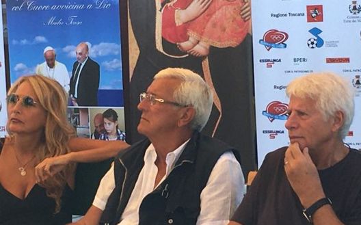 Lippi a forte dei Marmi seguito da Calciostyle Lippi a forte dei Marmi seguito da Calciostyle