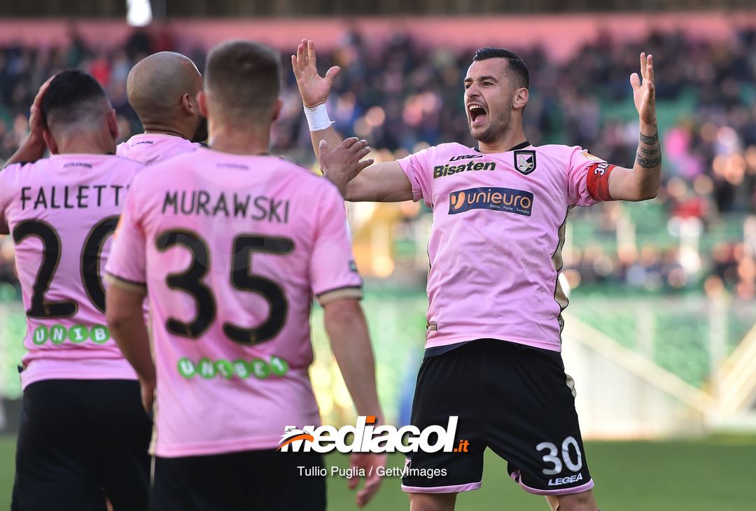  PALERMO, ITALY - MARCH 17: Ilija Nestorovski of Palermo celebrates after scoring his team second goal during the Serie B match between US Citta di Palermo and Carpi FC at Stadio Renzo Barbera on March 17, 2019 in Palermo, Italy. (Photo by Tullio M. Puglia/Getty Images) 