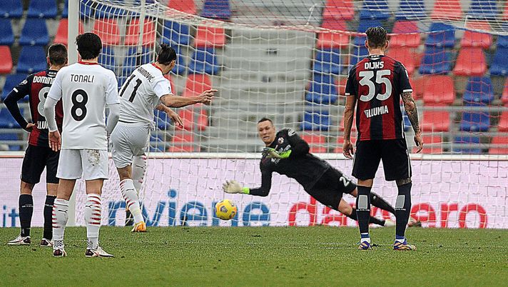 BOLOGNA, ITALY - JANUARY 30: Lukasz Skorupski goalkeeper of Bologna FC saves his goal on a penalty kicked by Zlatan Ibrahimovic of AC Milan during the Serie A match between Bologna FC and AC Milan at Stadio Renato Dall'Ara on January 30, 2021 in Bologna, Italy. (Photo by Mario Carlini / Iguana Press/Getty Images) BOLOGNA, ITALY - JANUARY 30: Lukasz Skorupski goalkeeper of Bologna FC saves his goal on a penalty kicked by Zlatan Ibrahimovic of AC Milan during the Serie A match between Bologna FC and AC Milan at Stadio Renato Dall'Ara on January 30, 2021 in Bologna, Italy. (Photo by Mario Carlini / Iguana Press/Getty Images)
