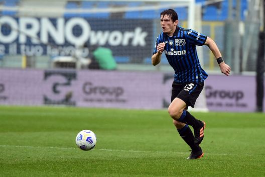 BERGAMO, ITALY - APRIL 18: Marten de Roon of Atalanta BC in action during the Serie A match between Atalanta BC and Juventus at Gewiss Stadium on April 18, 2021 in Bergamo, Italy. Sporting stadiums around Italy remain under strict restrictions due to the Coronavirus Pandemic as Government social distancing laws prohibit fans inside venues resulting in games being played behind closed doors. (Photo by Pier Marco Tacca/Getty Images) Atalanta-Torino, De Roon contro Lukic: quando un sistema svolta la carriera- immagine 3