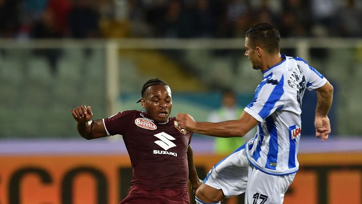 PESCARA, ITALY - SEPTEMBER 21: Joel Obi of FC Torino and Gianluca Caprari of Pescara Calcio in action during the Serie A match between Pescara Calcio and FC Torino at Adriatico Stadium on September 21, 2016 in Pescara, Italy.  (Photo by Giuseppe Bellini/Getty Images)