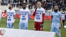 Turchia, un capitano rifiuta maglia contro la guerra in Ucraina: “Troppa ipocrisia”