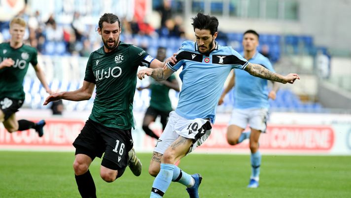 ROME, ITALY - FEBRUARY 29: Luis Alberto o of SS Lazio compete for the ball with Andrea Poli during the Serie A match between SS Lazio and  Bologna FC at Stadio Olimpico on February 29, 2020 in Rome, Italy. (Photo by Marco Rosi/Getty Images) 