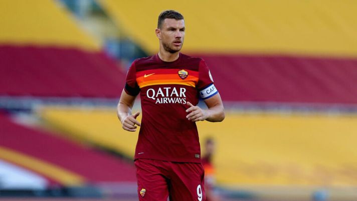 ROME, ITALY - JULY 26: Edin Dzeko of AS Roma looks on during the Serie A match between AS Roma and ACF Fiorentina at Stadio Olimpico on July 26, 2020 in Rome, Italy. (Photo by Paolo Bruno/Getty Images) CHI GIOCA, CHI NO – Joao Pedro out! Dzeko, Brozovic, Lapadula e Mancosu… - immagine 1