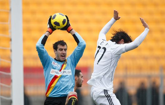 LECCE, ITALY - JANUARY 30: Antonio Rosati goalkeaper of Lecce and Luca Ceccarelli of Cesena competes for the ball during Serie A match between Lecce and AC Cesena at Stadio Via del Mare on January 30, 2011 in Lecce, Italy. (Photo by Maurizio Lagana/Getty Images) LECCE, ITALY - JANUARY 30: Antonio Rosati goalkeaper of Lecce and Luca Ceccarelli of Cesena competes for the ball during Serie A match between Lecce and AC Cesena at Stadio Via del Mare on January 30, 2011 in Lecce, Italy. (Photo by Maurizio Lagana/Getty Images)