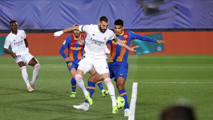 MADRID, SPAIN - APRIL 10: Karim Benzema of Real Madrid scores their side's first goal during the La Liga Santander match between Real Madrid and FC Barcelona at Estadio Alfredo Di Stefano on April 10, 2021 in Madrid, Spain. Sporting stadiums around Spain remain under strict restrictions due to the Coronavirus Pandemic as Government social distancing laws prohibit fans inside venues resulting in games being played behind closed doors. (Photo by Angel Martinez/Getty Images) Sorpresa Benzema: si toglie la fascia alla mano dopo 4 anni - immagine 1
