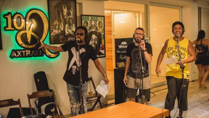 La prigione in Paraguay? Un lontano ricordo, ora Ronaldinho canta e balla… La prigione in Paraguay? Un lontano ricordo, ora Ronaldinho canta e balla…