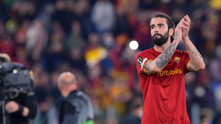 ROME, ITALY - APRIL 14: Sergio Oliveira of AS Roma greets fans after the UEFA Conference League Quarter Final Leg Two match between AS Roma and FK Bodø/Glimt at Olimpico Stadium on April 14, 2022 in Rome, Italy. (Photo by Fabio Rossi/AS Roma via Getty Images) Roma-Leicester, le probabili formazioni dei quotidiani: per Miki c’è Oliveira - immagine 1