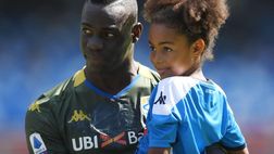 Napoli-Brescia, Balotelli entra in campo con la figlia Pia e torna al gol in Serie A
