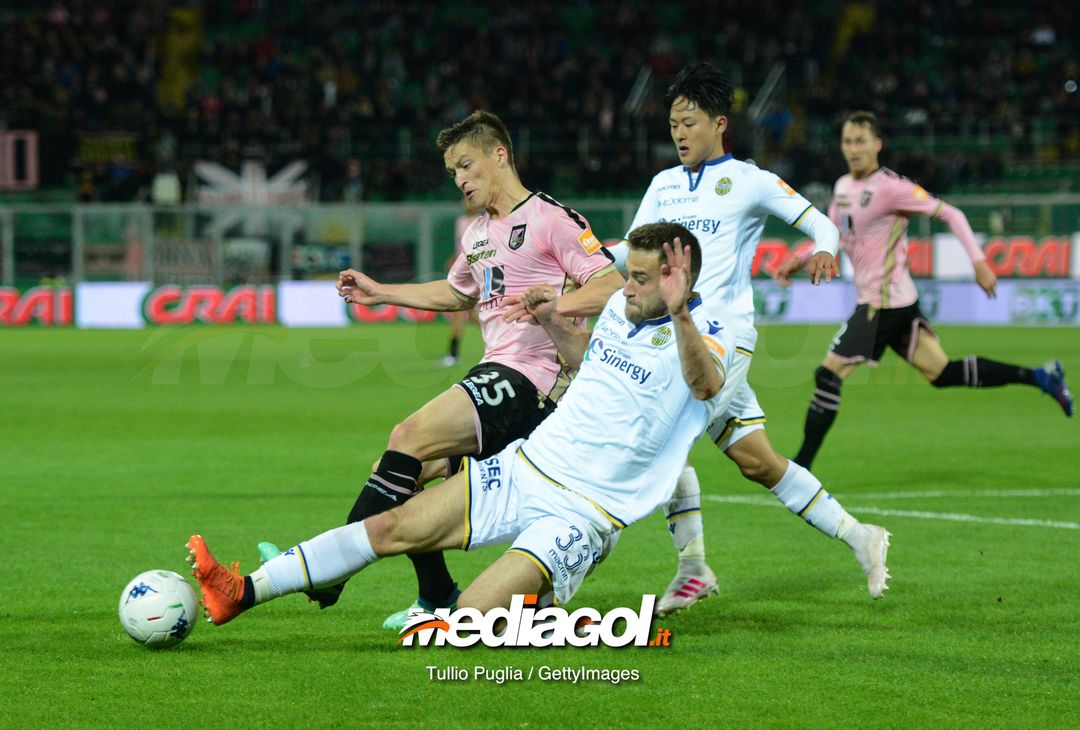  PALERMO, ITALY - APRIL 08: Radoslaw Murawski of Palermo is tcakled by Alan Empereur of Verona during the Serie B match between US Citta di Palermo and Hellas Verona at Stadio Renzo Barbera on April 08, 2019 in Palermo, Italy. (Photo by Getty Images/Getty Images) 