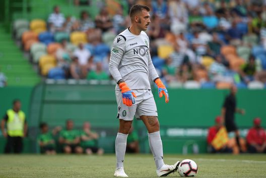 LISBON, PORTUGAL - AUGUST 5: Emiliano Viviano of Sporting CP in action during the Pre-Season Friendly match between Sporting CP and Empoli FC at Estadio Jose Alvalade on August 5, 2018 in Lisbon, Portugal. (Photo by Gualter Fatia/Getty Images) LISBON, PORTUGAL - AUGUST 5: Emiliano Viviano of Sporting CP in action during the Pre-Season Friendly match between Sporting CP and Empoli FC at Estadio Jose Alvalade on August 5, 2018 in Lisbon, Portugal. (Photo by Gualter Fatia/Getty Images)