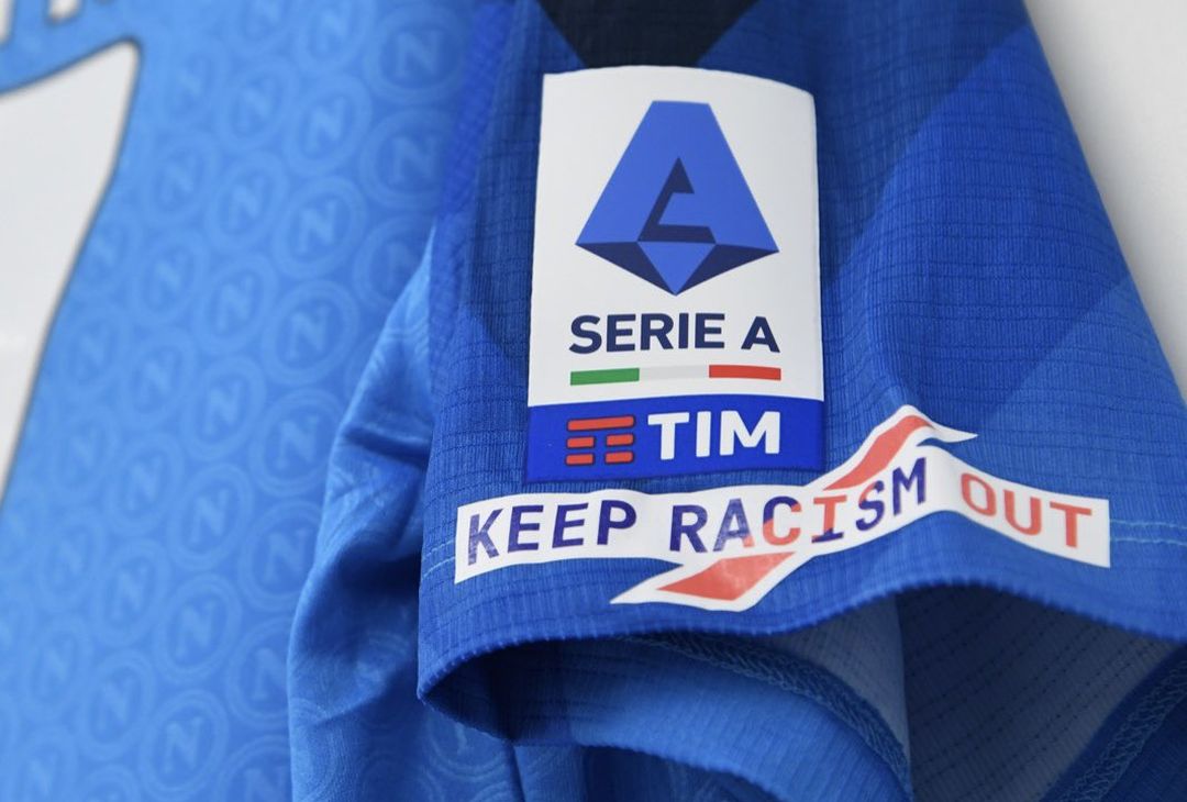 FOTO “Contro il razzismo, diciamolo insieme”: la maglia speciale del Napoli - immagine 2