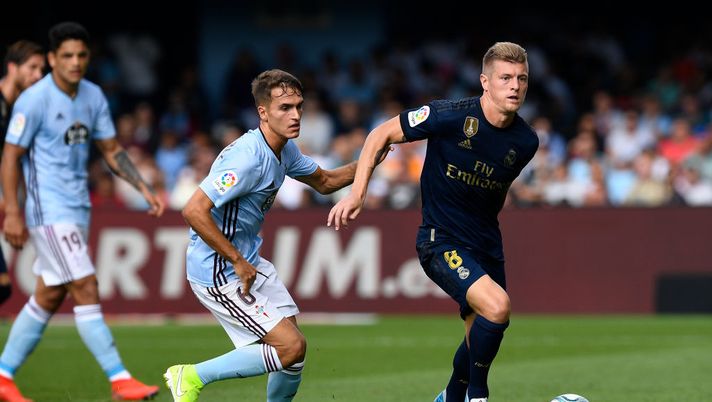VIGO, SPAIN - AUGUST 17: Denis Suarez of RC Celta competes for the ball with Toni Kroos of Real Madrid during the Liga match between RC Celta de Vigo and Real Madrid CF at Abanca-Balaídos on August 17, 2019 in Vigo, Spain. (Photo by Octavio Passos/Getty Images)  VIGO, SPAIN - AUGUST 17: Denis Suarez of RC Celta competes for the ball with Toni Kroos of Real Madrid during the Liga match between RC Celta de Vigo and Real Madrid CF at Abanca-Balaídos on August 17, 2019 in Vigo, Spain. (Photo by Octavio Passos/Getty Images)