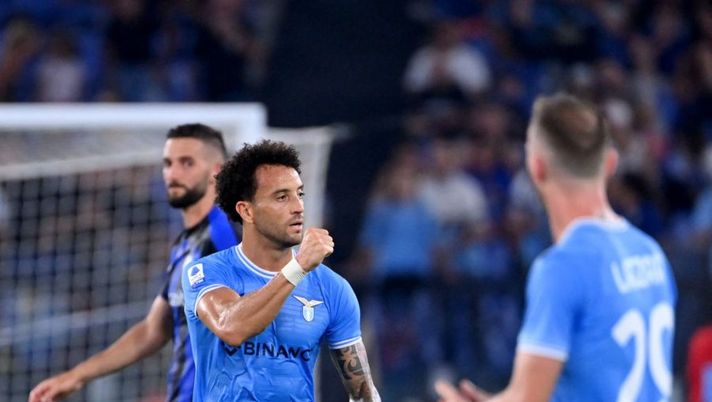 Lazio's brasilian midfielder Felipe Anderson celebrates scoring his team's first goal during the Italian Serie A football match between Lazio and Inter-Milan at the Olympic stadium in Rome on August 26, 2022. (Photo by Alberto PIZZOLI / AFP) (Photo by ALBERTO PIZZOLI/AFP via Getty Images) Felipe Anderson: “Sarà una grande stagione, devo battere il mio record di gol” - immagine 1