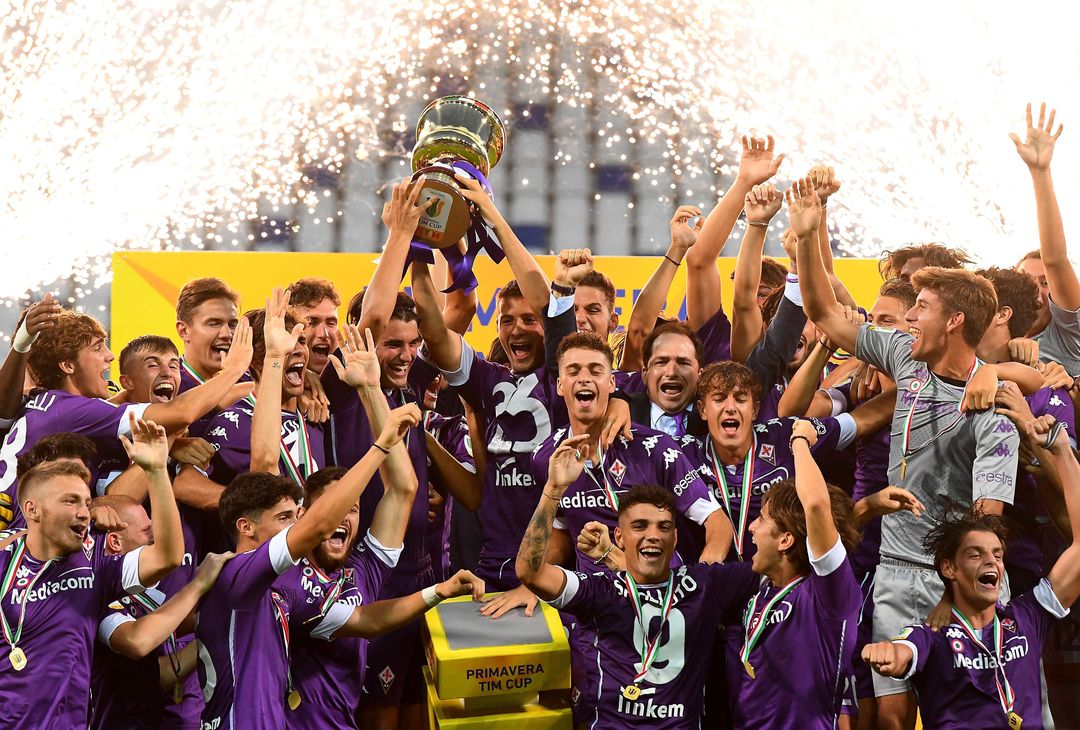  REGGIO NELL'EMILIA, ITALY - AUGUST 26: ACF Fiorentina players celebrate the victory with the trophy after the Primavera TIM Cup Final match between Hellas Verona and ACF Fiorentina at Mapei Stadium - Citta' del Tricolore on August 26, 2020 in Reggio nell'Emilia, Italy. (Photo by Alessandro Sabattini/Getty Images)  