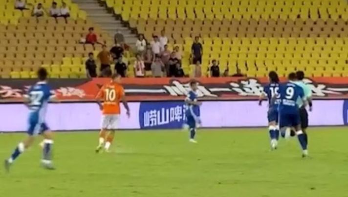 Cina, Dourado squalificato per 12 mesi dopo la spallata all’arbitro - immagine 1