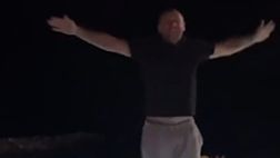 VIDEO – Cassano impazzisce per l’Argentina campione. Tuffo in piscina a dicembre