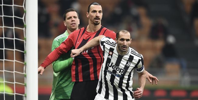 Zlatan Ibrahimovic (attaccante AC Milan) contro Giorgio Chiellini in Milan-Juventus 0-0 (Serie A 2021-2022) | News (Getty Images) Ibrahimovic Chiellini Milan-Juventus