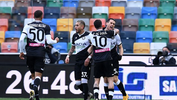 UDINE, ITALY - JANUARY 10: Kevin Lasagna of Udinese celebrates with team mates (L - R) Rodrigo Becao, Roberto Pereyra and Rodrigo De Paul after scoring their side's first goal during the Serie A match between Udinese Calcio and SSC Napoli at Dacia Arena on January 10, 2021 in Udine, Italy. Sporting stadiums around Italy remain under strict restrictions due to the Coronavirus Pandemic as Government social distancing laws prohibit fans inside venues resulting in games being played behind closed doors. (Photo by Alessandro Sabattini/Getty Images) 