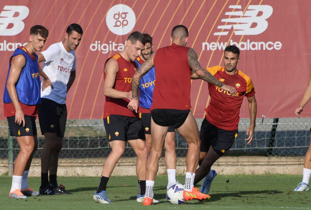 Roma, rifinitura prima del Monza: Belotti c’è. Squadra in ritiro – FOTO GALLERY - immagine 9