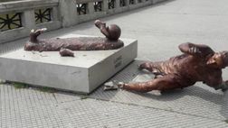 Argentina, la statua di Messi sul Paseo de la Gloria tagliata in due: non è la prima volta