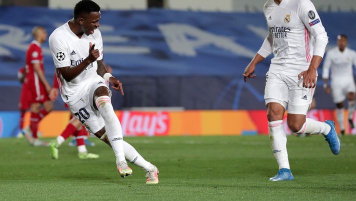 MADRID, SPAIN - APRIL 06: Vinicius Junior of Real Madrid celebrates with teammate Casemiro after scoring their team's third goal during the UEFA Champions League Quarter Final match between Real Madrid and Liverpool FC at Estadio Alfredo Di Stefano on April 06, 2021 in Madrid, Spain. Sporting stadiums around Spain remain under strict restrictions due to the Coronavirus Pandemic as Government social distancing laws prohibit fans inside venues resulting in games being played behind closed doors. (Photo by Gonzalo Arroyo Moreno/Getty Images) L’ex capo osservatore del Barça in Sudamerica: “L’entourage di Vinicius ci ha pugnalati alle spalle…” - immagine 1