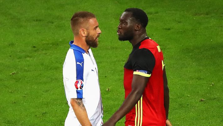 De Rossi, abbracci e risate con Lukaku. Ma nel 2016 che scontro in campo - immagine 1