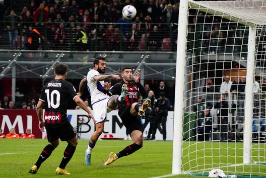 MILAN, ITALY - NOVEMBER 13: Théo Hernández of AC Milan competes for the ball during the Serie A match between AC Milan and ACF Fiorentina at Stadio Giuseppe Meazza on November 13, 2022 in Milan, Italy. (Photo by Pier Marco Tacca/AC Milan via Getty Images) Cecchi: “Belli, bravi e sfortunati. Ecco il riscatto di Lollo Venuti”- immagine 2