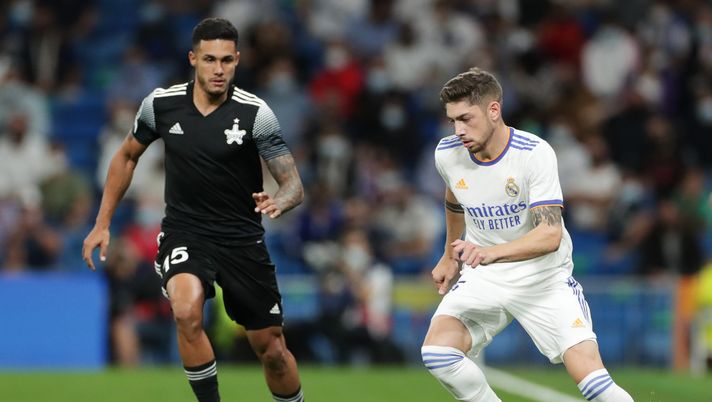 MADRID, SPAIN - SEPTEMBER 28: Federico Valverde of Real Madrid is closed down by Cristiano da Silva Leite of Sheriff Tiraspol during the UEFA Champions League group D match between Real Madrid and FC Sheriff at Estadio Santiago Bernabeu on September 28, 2021 in Madrid, Spain. (Photo by Gonzalo Arroyo Moreno/Getty Images) Valverde infiamma la finale di Parigi: “Salah ha mancato di rispetto allo scudo e ai giocatori del Real!” - immagine 1