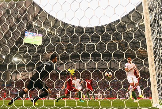 MARSEILLE, FRANCE - JUNE 30: Robert Lewandowski (3rd L) of Poland scores the opening goal past Rui Patricio (1st L) of Portugal during the UEFA EURO 2016 quarter final match between Poland and Portugal at Stade Velodrome on June 30, 2016 in Marseille, France. (Photo by Laurence Griffiths/Getty Images) Il Bayern si arricchisce con un contratto d’oro: 200 milioni per rinnovi e… Haaland- immagine 2