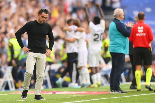 MADRID, SPAIN - OCTOBER 16: Xavi, Head Coach of FC Barcelona reacts after Rodrygo of Real Madrid (not pictured) scored their sides third goal during the LaLiga Santander match between Real Madrid CF and FC Barcelona at Estadio Santiago Bernabeu on October 16, 2022 in Madrid, Spain. (Photo by David Ramos/Getty Images) Barcellona, l’Odissea di Xavi: ha vinto dopo 435 giorni ma anche Guardiola e Luis Enrique hanno iniziato così- immagine 2