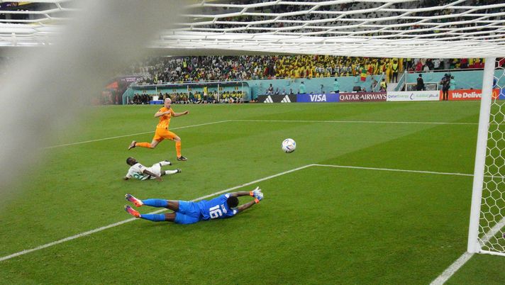 DOHA, QATAR - NOVEMBER 21: (EDITORS NOTE: In this photo taken from a remote camera from inside the goal) Davy Klaassen of Netherlands scores their team's second goal past Edouard Mendy of Senegal during the FIFA World Cup Qatar 2022 Group A match between Senegal and Netherlands at Al Thumama Stadium on November 21, 2022 in Doha, Qatar. (Photo by Alex Grimm/Getty Images) Hey Jude: e alla fine Van Gaal… - immagine 1