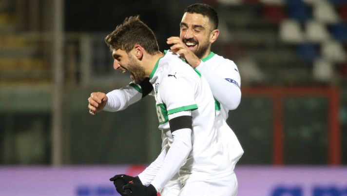 CROTONE, ITALY - FEBRUARY 14: Domenico Berardi of Sassuolo celebrates the opening goal during the Serie A match between FC Crotone and US Sassuolo at Stadio Comunale Ezio Scida on February 14, 2021 in Crotone, Italy. (Photo by Maurizio Lagana/Getty Images) “Sono primo a +22 sul secondo con questa rosa: ho il fanta in pugno” - immagine 1