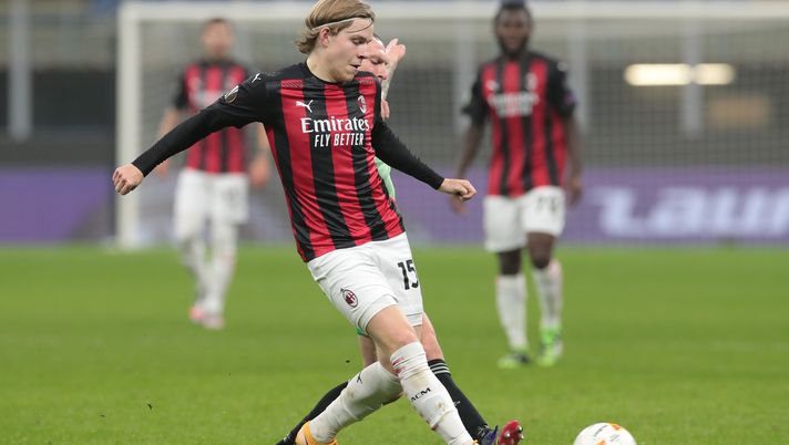 MILAN, ITALY - DECEMBER 03: Jens Petter Hauge of A.C. Milan is challenged by Scott Brown of Celtic during the UEFA Europa League Group H stage match between AC Milan and Celtic at San Siro Stadium on December 03, 2020 in Milan, Italy. Sporting stadiums around Italy remain under strict restrictions due to the Coronavirus Pandemic as Government social distancing laws prohibit fans inside venues resulting in games being played behind closed doors. (Photo by Emilio Andreoli/Getty Images) MILAN, ITALY - DECEMBER 03: Jens Petter Hauge of A.C. Milan is challenged by Scott Brown of Celtic during the UEFA Europa League Group H stage match between AC Milan and Celtic at San Siro Stadium on December 03, 2020 in Milan, Italy. Sporting stadiums around Italy remain under strict restrictions due to the Coronavirus Pandemic as Government social distancing laws prohibit fans inside venues resulting in games being played behind closed doors. (Photo by Emilio Andreoli/Getty Images)