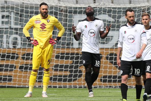 LA SPEZIA, ITALY - MAY 15: Mbala Nzola of Spezia Calcio celebrates the goal during the Serie A match between Spezia Calcio and Torino FC at Stadio Alberto Picco on May 15, 2021 in La Spezia, Italy. (Photo by Gabriele Maltinti/Getty Images) LA SPEZIA, ITALY - MAY 15: Mbala Nzola of Spezia Calcio celebrates the goal during the Serie A match between Spezia Calcio and Torino FC at Stadio Alberto Picco on May 15, 2021 in La Spezia, Italy. (Photo by Gabriele Maltinti/Getty Images)