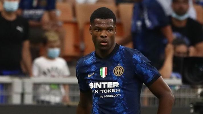 MILAN, ITALY - AUGUST 21: Denzel Dumfries of FC Internazionale in action during the Serie A match between FC Internazionale v Genoa CFC at Stadio Giuseppe Meazza on August 21, 2021 in Milan, Italy. (Photo by Marco Luzzani/Getty Images) Inter, la Gazzetta: “Barella gioca, il dubbio è in fascia: Dumfries si candida e Correa…” - immagine 1