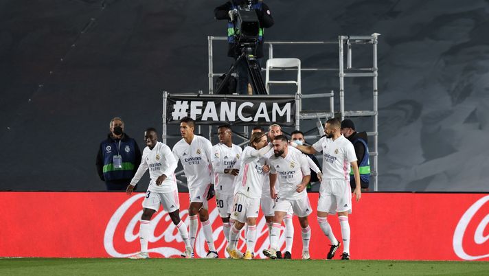 MADRID, SPAIN - DECEMBER 12: Daniel Carvajal of Real Madrid celebrates with teammates after Jan Oblak of Atletico de Madrid (not pictured) scored an own goal to make it the second goal for Real Madrid during the La Liga Santander match between Real Madrid and Atletico de Madrid at Estadio Alfedo Di Stefano on December 12, 2020 in Madrid, Spain. Sporting stadiums around Spain remain under strict restrictions due to the Coronavirus Pandemic as Government social distancing laws prohibit fans inside venues resulting in games being played behind closed doors. (Photo by Angel Martinez/Getty Images) MADRID, SPAIN - DECEMBER 12: Daniel Carvajal of Real Madrid celebrates with teammates after Jan Oblak of Atletico de Madrid (not pictured) scored an own goal to make it the second goal for Real Madrid during the La Liga Santander match between Real Madrid and Atletico de Madrid at Estadio Alfedo Di Stefano on December 12, 2020 in Madrid, Spain. Sporting stadiums around Spain remain under strict restrictions due to the Coronavirus Pandemic as Government social distancing laws prohibit fans inside venues resulting in games being played behind closed doors. (Photo by Angel Martinez/Getty Images)