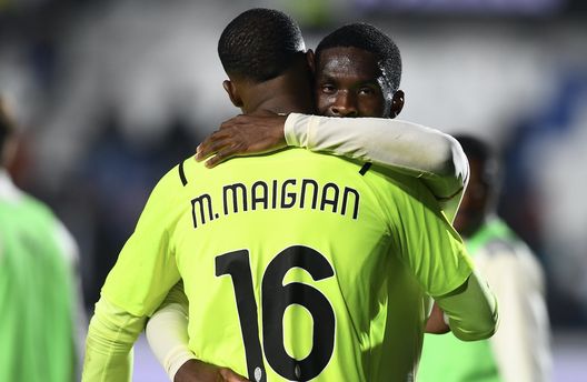 Mike Maignan e Fikayo Tomori (giocatori AC Milan) al termine di Atalanta-Milan 2-3 (Serie A 2021-2022) | News (Getty Images) Mike Maignan e Fikayo Tomori (giocatori AC Milan) al termine di Atalanta-Milan 2-3 (Serie A 2021-2022) | News (Getty Images)