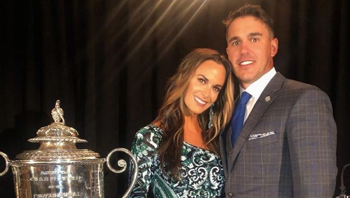 Golf, Brooks Koepka insegue il PGA Championship 2019 e al suo fianco c’è la sexy Jena  Golf, Brooks Koepka insegue il PGA Championship 2019 e al suo fianco c’è la sexy Jena